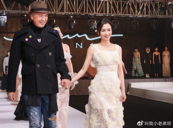 张庭公司文化：男星与女员工亲密互动，闻脖子、摸手都是基本操作