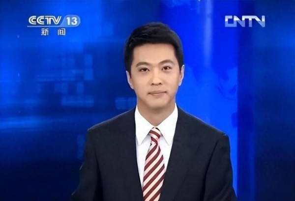 他是央视最帅男主播，父亲病逝后离婚，44岁退出央视开启第二人生