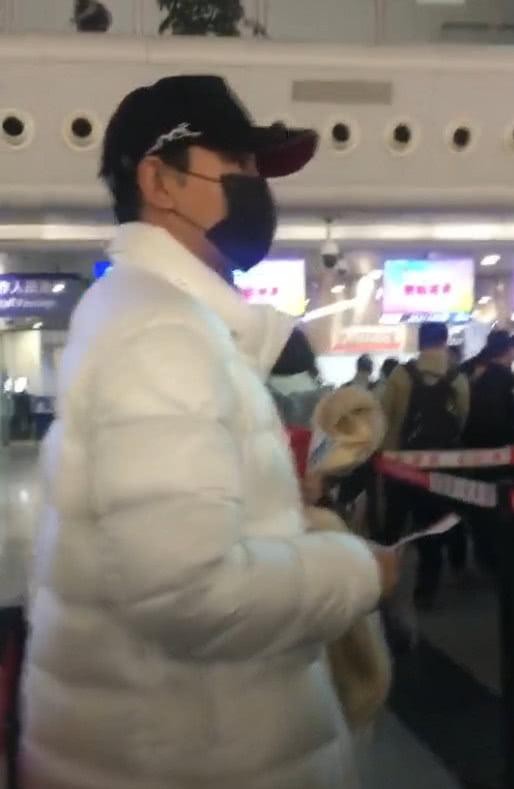 粉丝在机场等金瀚一宿没等到 贾乃亮暖心帮粉丝向其本人确认行踪