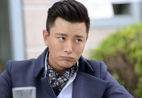 贾乃亮开现场直播，旁边的小姐姐亮了，颜值不输于李小璐