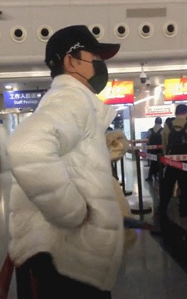 粉丝在机场等金瀚一宿没等到 贾乃亮暖心帮粉丝向其本人确认行踪