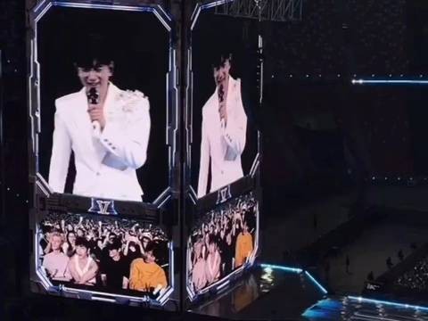 罗云熙粉发亮相张杰鸟巢演唱会，观众赞其生图王者