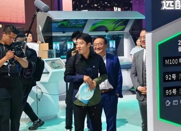 上海车展体现咖位：撒贝宁硬挤，黄渤马东靠边站，姚安娜C位-有驾
