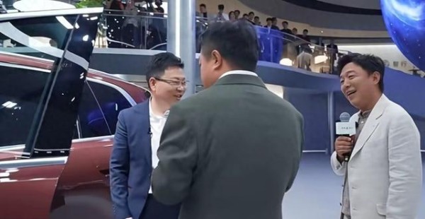 上海车展体现咖位：撒贝宁硬挤，黄渤马东靠边站，姚安娜C位-有驾