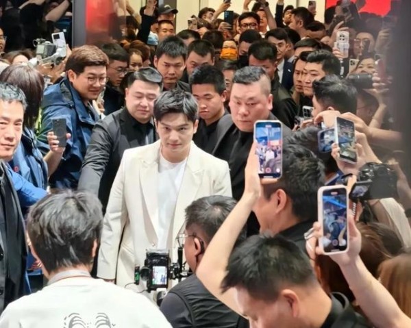 上海车展体现咖位：撒贝宁硬挤，黄渤马东靠边站，姚安娜C位-有驾