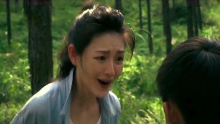 百万巨鳄:太逗了!美女以为踩到鳄鱼吓得不敢走,结果是这个玩意