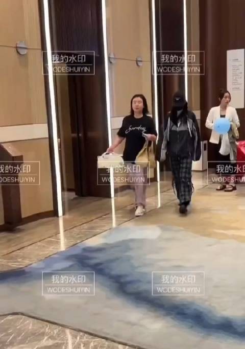 爸爸来接白鹿回家给妈妈过节了,带着鲜花的蛋糕回家咯