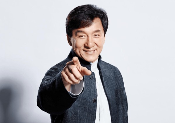 某明星接机粉丝全是雇佣？拍摄者现场遭推搡，曾有内部人员曝价格