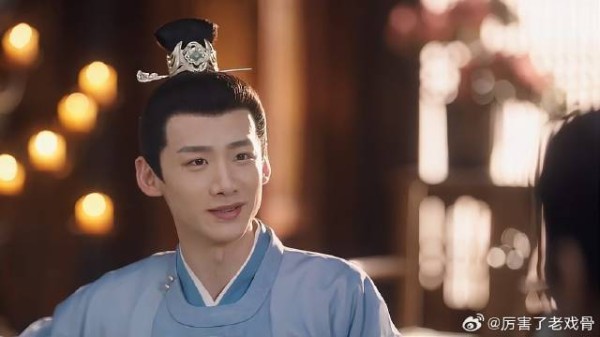 六少主在酒楼谈生意 向外人介绍李薇，真是太甜了