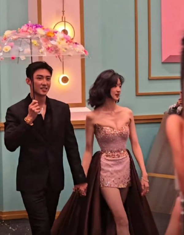 黄景瑜孙千牵手亮相爱奇艺尖叫夜，CP感爆棚，呼吁再合作！