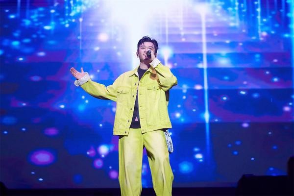 苏有朋巡演武汉站上演“硬核”互动 与小歌迷共话温馨有爱