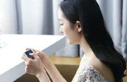 明星拍戏片场休息：杨幂打王者，林心如吹风扇，千玺让人心疼！