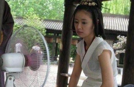 明星拍戏片场休息：杨幂打王者，林心如吹风扇，千玺让人心疼！