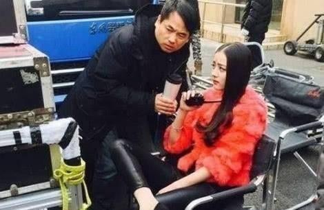 明星片场休息在干嘛？热巴装导演，千玺在泡脚，看到霍建华笑了