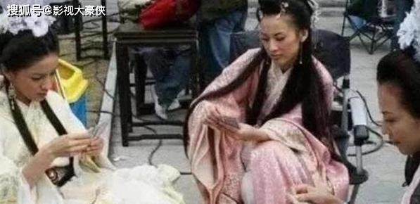 明星片场休息时都在做什么？太欢乐了，网友：看到后面笑了