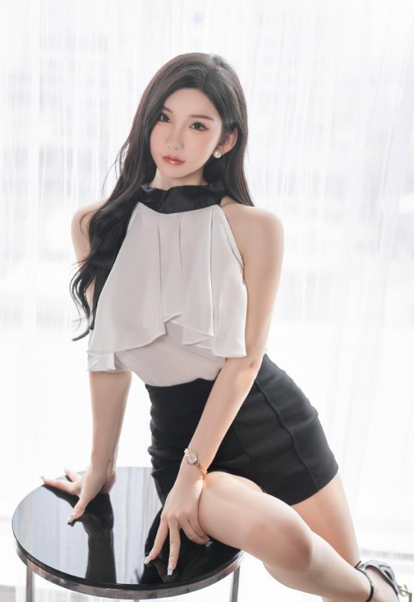 周于希不愧为时尚妖精，黑白look很抓人！