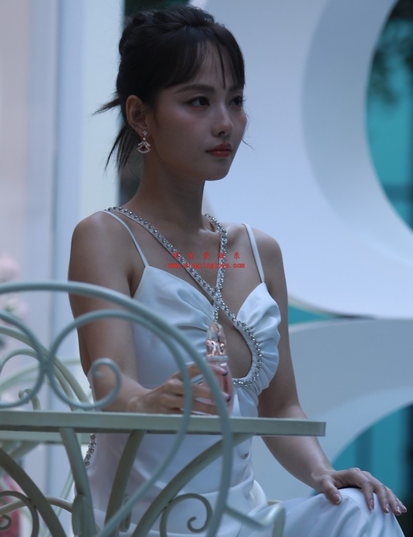 张嘉倪宝格丽时尚活动外拍花絮照片，性感吊带露胸，放大可看清肌肤纹理，高清4K分辨率原图无修生图下载（至尊）