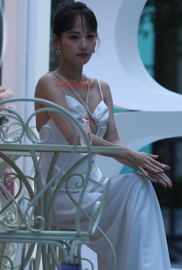 张嘉倪宝格丽时尚活动外拍花絮照片，性感吊带露胸，放大可看清肌肤纹理，高清4K分辨率原图无修生图下载（至尊）