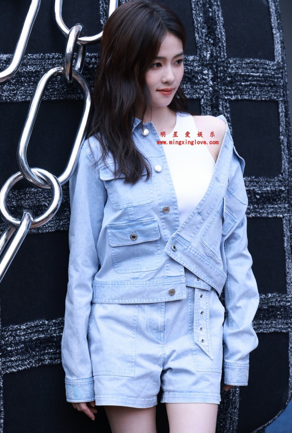 白鹿MK品牌活动现场拍摄花絮照片，性感短裤美腿、光脚特写，放大可看清肌肤纹理，高清4K分辨率原图无修生图下载（至尊）