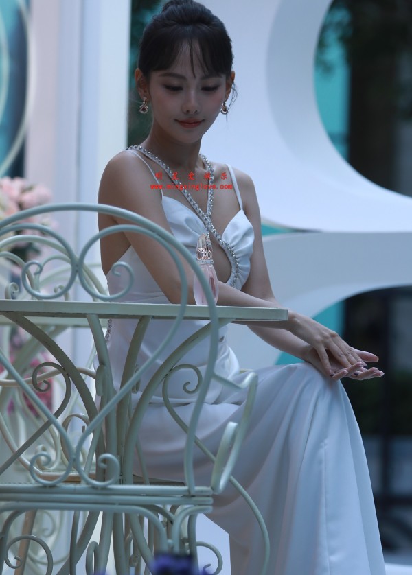 张嘉倪宝格丽时尚活动外拍花絮照片，性感吊带露胸，放大可看清肌肤纹理，高清4K分辨率原图无修生图下载（至尊）