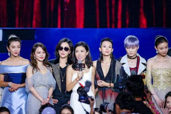 芭莎明星慈善夜大合影C位站谁成难题！明星患上了C位恐惧症？
