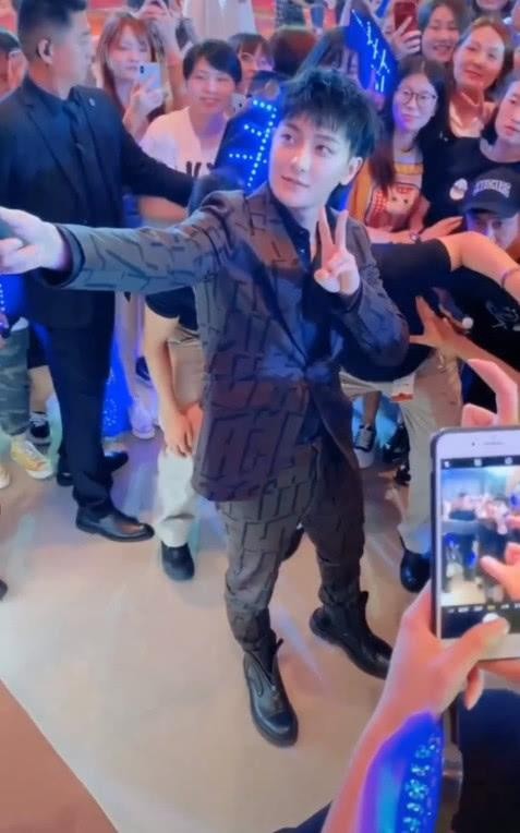 黄子韬出席活动，和女粉丝合影的方式亮了，网友：情商真高！