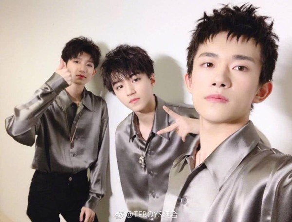 蔡徐坤同框TFBOYS，本是同龄却显老许多，只是风格不同吗？（2）