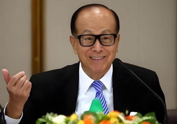 李嘉诚现身五月天<a target=