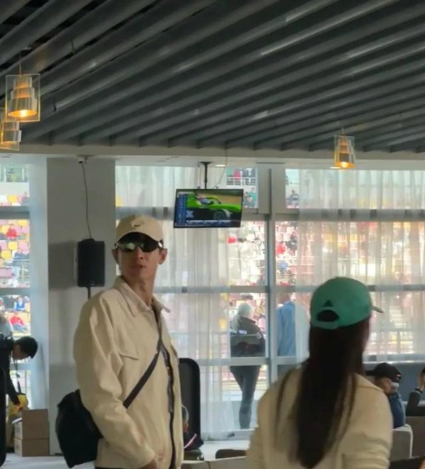 面对F1现场，周杰伦社交尴尬，林志颖却如鱼得水！-有驾