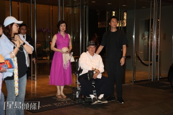 洪金宝夫妇与儿子洪天明。