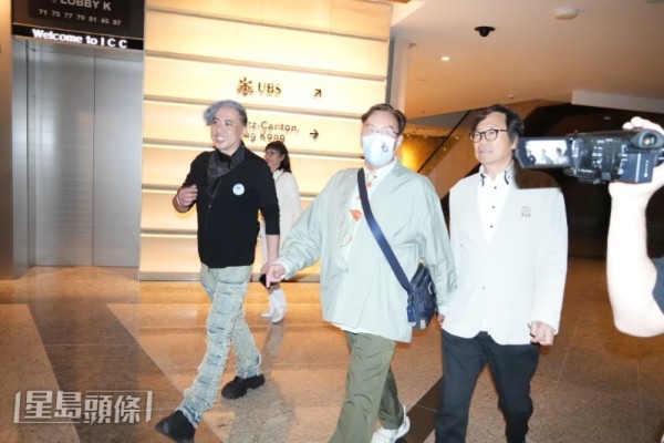 谭咏麟离开时被问到有没有见到陈百祥，他说有呀。