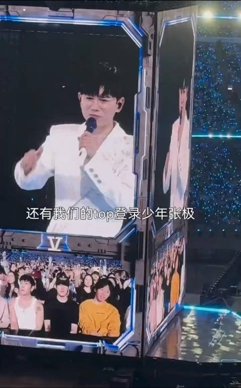 嗯嗯这什么组合?这四个人怎么坐一起了