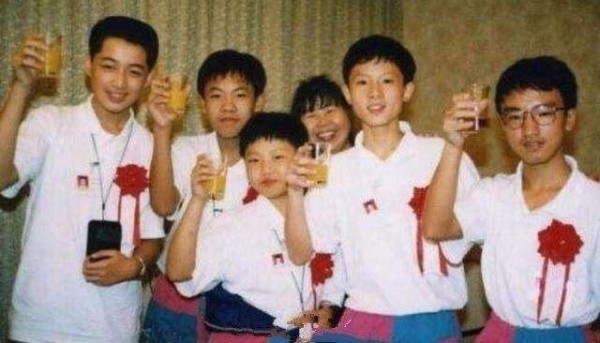 胡歌从小到大照片曝光，看到第三张笑喷了，原来老胡也经历过黑暗