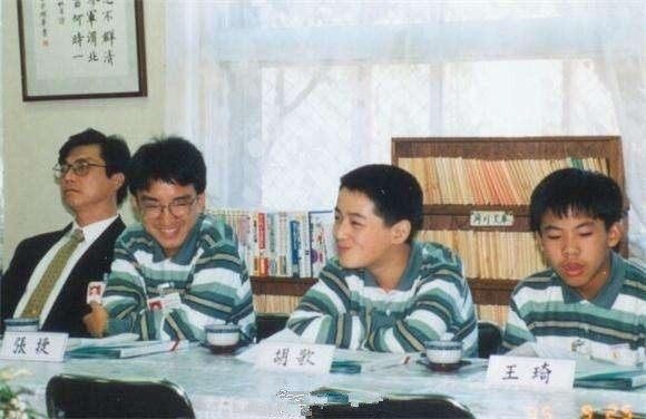 胡歌从小到大照片曝光，看到第三张笑喷了，原来老胡也经历过黑暗