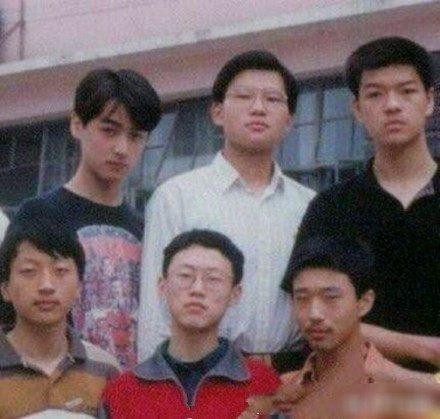 胡歌从小到大照片曝光，看到第三张笑喷了，原来老胡也经历过黑暗