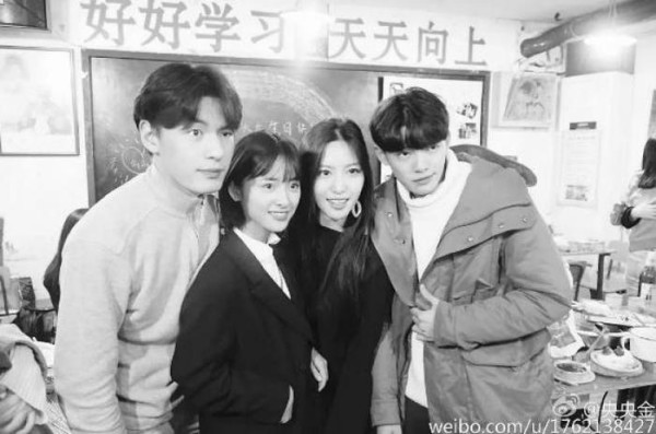 与经纪人合照的沈月一秒变“路人”, 网友: 经纪人才应该出道!