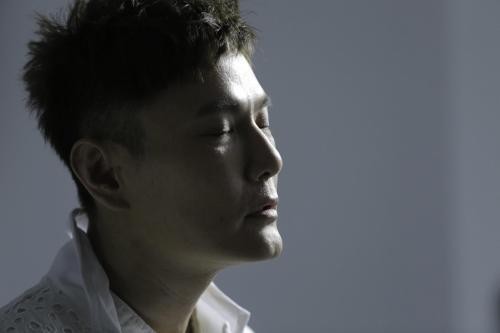 华语乐坛逆袭的2名歌手，周杰伦出道戏剧性，张信哲让人不可思议