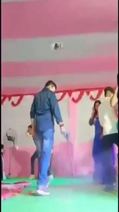 印度一村长的丈夫在婚礼上鸣枪庆祝，吓得客人纷纷躲避【视频】