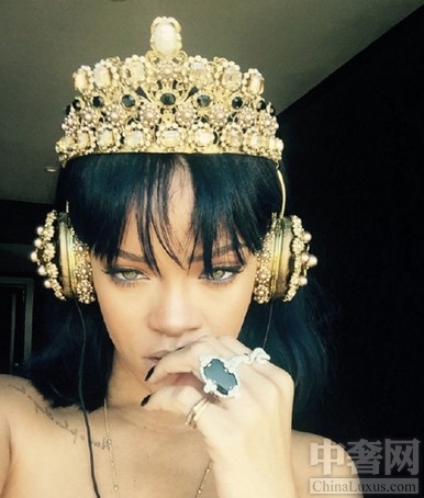 Rihanna：Dolce & Gabbana耳机