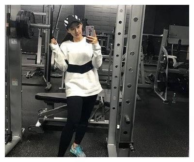 健身房私人女教练，阳光专业又敬业，网友：做她学员真幸福！