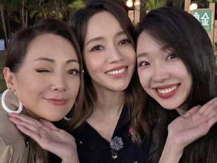 比起舞台表演,更让我感动的是姐姐们之间那份真挚的情感联结