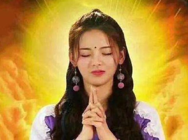 福布斯名人榜引热议，杨幂排在周冬雨后面，她出道一年就上榜