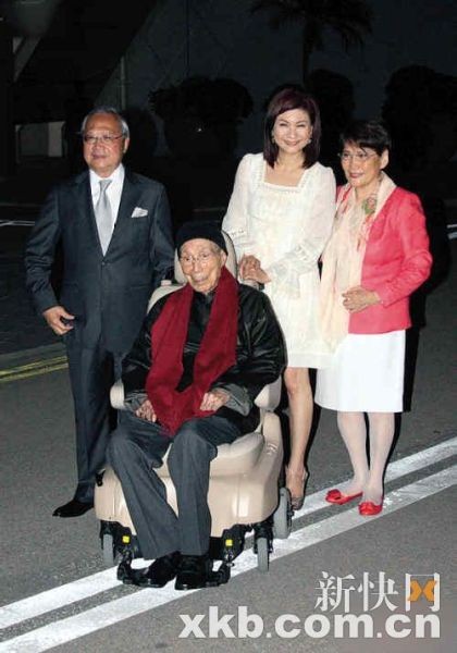 邵逸夫在夫人方逸华及TVB乐易玲等人陪同下现身