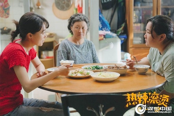 乐丹(张小斐 饰)与乐莹(贾玲 饰)争吵.jpg