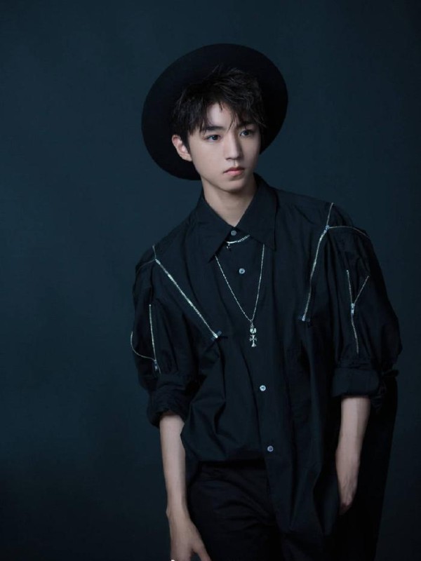 拉链也能成时髦装饰?王俊凯衣服上挂4条,吴昕裙子上有一排呢!