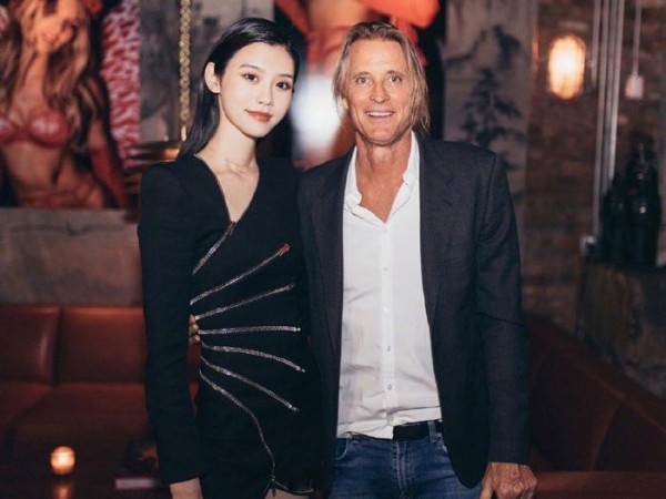 拉链也能成时髦装饰?王俊凯衣服上挂4条,吴昕裙子上有一排呢!