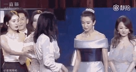 芭莎慈善夜众明星上台合影引发战争? 网友: 心疼张韶涵