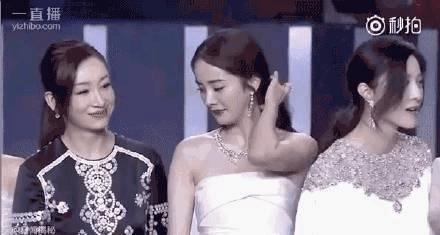 芭莎慈善夜众明星上台合影引发战争? 网友: 心疼张韶涵
