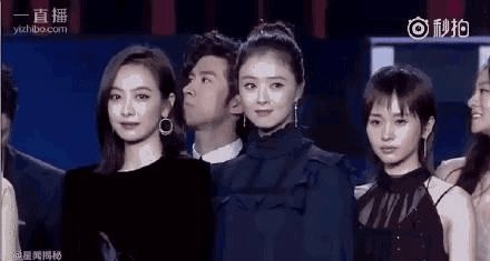 芭莎慈善夜众明星上台合影引发战争? 网友: 心疼张韶涵