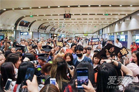 追星致飞机延误是怎么回事 追星致飞机延误的是哪个明星的粉丝